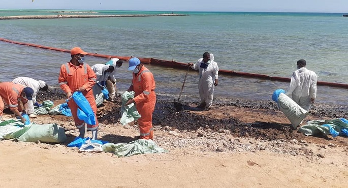 بالصور .. وزيرة البيئة تتابع أعمال مكافحة التلوث الزيتى شمال مدينة الغردقة