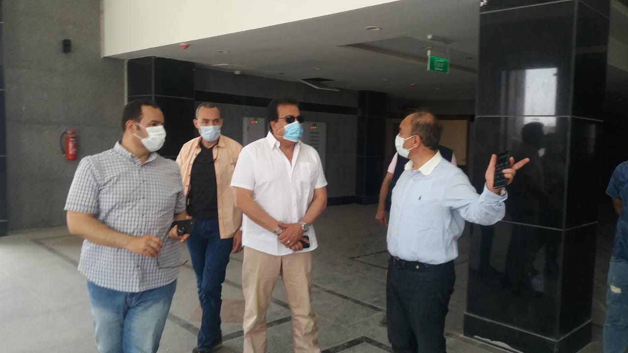 بالصور..وزير التعليم العالي يزور مستشفى العاشر من رمضان الجامعى ويوجه بإنهاء التجهيزات