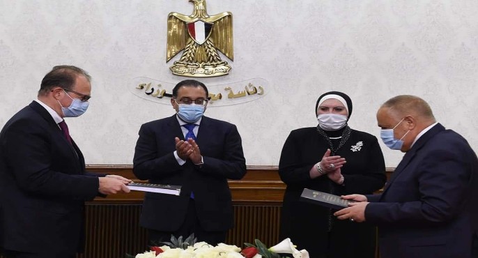 بالصور.. رئيس الوزراء يشهد توقيع عقد شراكة بين الهيئة العربية للتصنيع وشركة “دي إم جي موري” الألمانية لإنتاج معدات التحكم الآلي المبرمج CNC