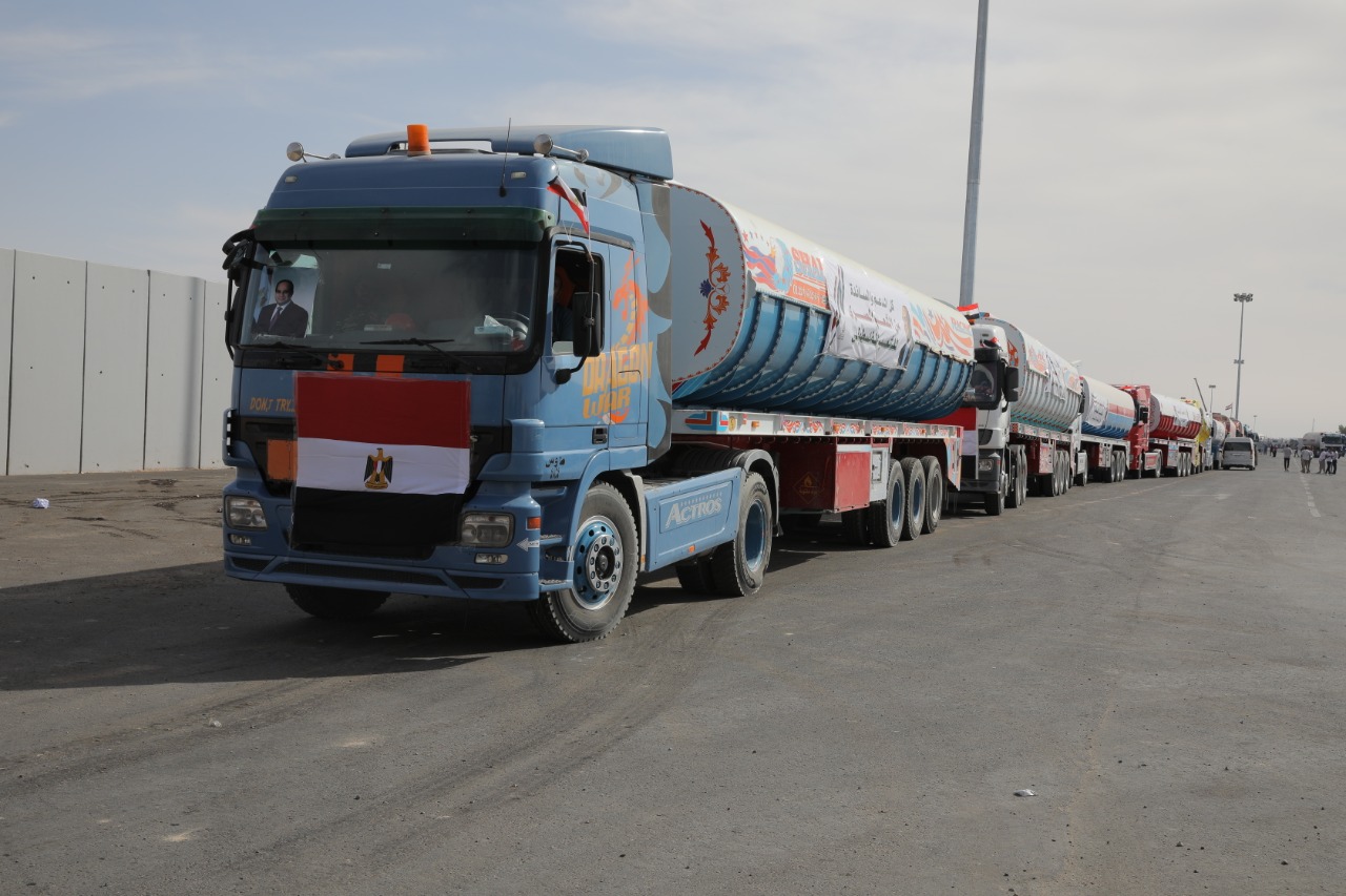 دخول أول شاحنة وقود من معبر رفح إلى قطاع غــزة