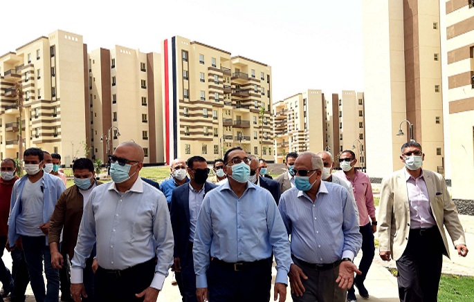 بالصور.. رئيس الوزراء يتفقد وحدات سكنية بحدائق أكتوبر لسكان عشوائيات الجيزة