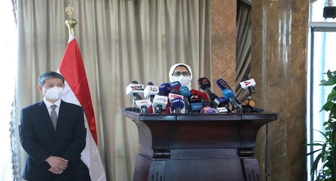 بالفيديو.. وزيرة الصحة تستقبل أول شحنة مواد خام لتصنيع لقاح سينوفاك الصيني في مصر