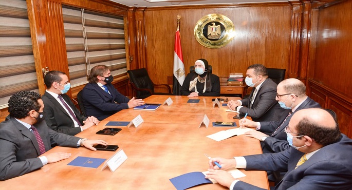 نيفين جامع : الحكومة حريصة على جذب المزيد من الاستثمارات والخبرات الصناعية العالمية للصناعة الوطنية