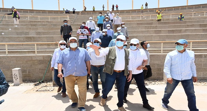 بالصور.. زير الإسكان ومحافظ أسوان يتفقدان 144 وحدة سكنية تم تنفيذها بمشروع “منطقة الصحابي”