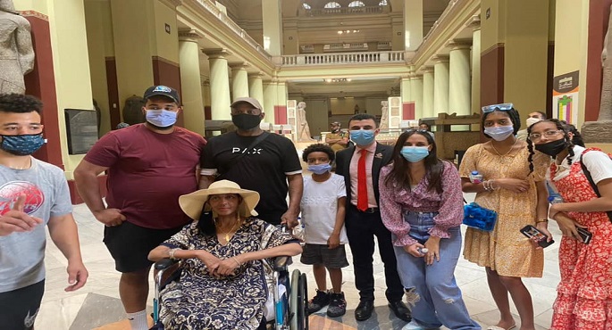 بالصور.. تنسيقية شباب الأحزاب والسياسيين تصطحب”جلوريا” الأمريكية في جولة بالمتحف المصري