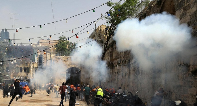 بالصور.. أكثر من 300 جريح إثر تجدد المواجهات بساحات الأقصى.. ومطالبات فلسطينية بتوفير الحماية الدولية