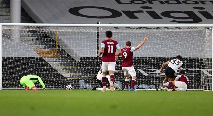 بيرنلي يهزم فولهام ويدفعه للهبوط من الدوري الإنجليزي