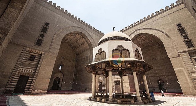 الآثار: سقوط جزء من الرفرف الخشبي الحديث لقبة الفوارة بجامع السلطان حسن وبدء عملية الترميم