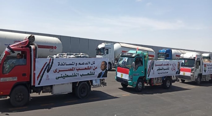 بالصور.. حافلات مصرية تحمل مساعدات غذائية وطبية تدخل قطاع غزة