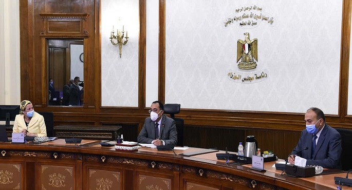 رئيس الوزراء يتابع مع وزيرة البيئة منظومة التعامل مع المخلفات الصلبة