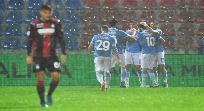 لاتسيو يعزز آماله الأوروبية بفوز صعب على جنوه بالدوري الإيطالي