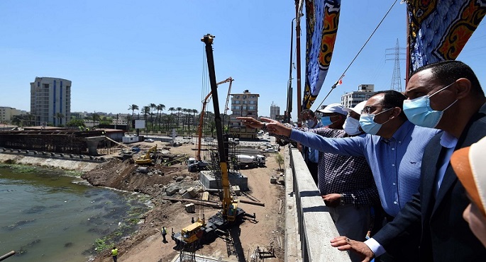 بالصور .. رئيس الوزراء يتفقد مشروعات تطوير وتوسعة الطريق الدائري حول المنصورة