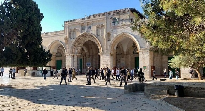 تحت حراسة الشرطة الاسرائيلية .. مستوطنون يجددون اقتحاماتهم للمسجد الأقصى
