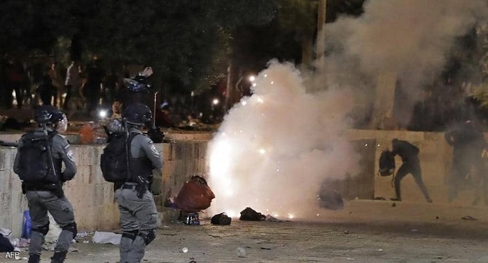 بعد مواجهات أفضت لإصابة 90 شخصا.. إعادة فتح ابواب المسجد الأقصى أمام الفلسطينيين