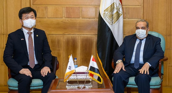 بالصور.. وزير الإنتاج الحربي يناقش مع وزير المشتريات الدفاعية بكوريا الجنوبية تعزيز التعاون المشترك