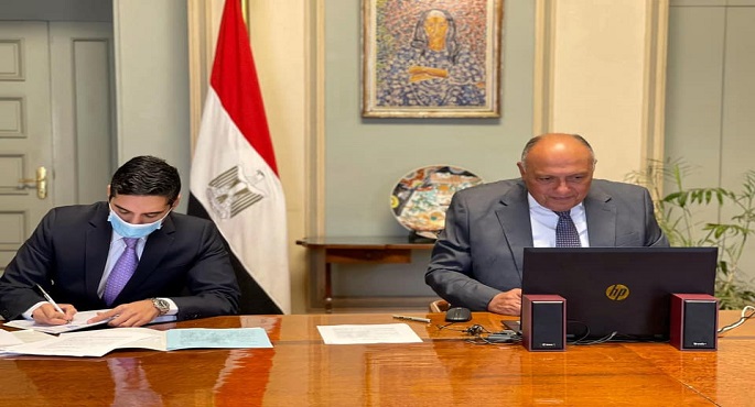 وزير الخارجية يبحث مع نظيره الماليزي سبل تعزيز التعاون بين البلدين
