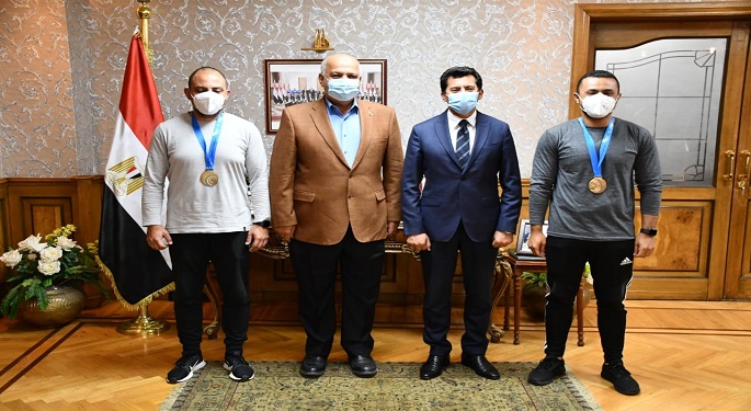 بالصور.. وزير الرياضة يكرم عزمي وعبد العزيز محيلبه ويشيد بأداء بعثة المنتخب بكأس العالم للرماية