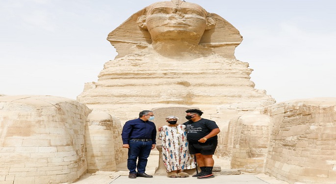 بالصور.. وزير السياحة والآثار يستقبل السيدة الأمريكية جلوريا والكر بمنطقة الأهرامات
