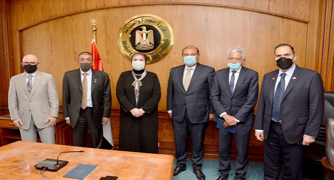 بالصور.. وزيرة التجارة والصناعة تبحث مع وفد اتحاد غرفة تجارة وصناعة البحرين سبل تعزيز التعاون التجاري والاقتصادي المشترك بين البلدين
