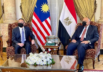 وزير الخارجية ونظيره الماليزي يؤكدان عمق علاقات التعاون بين البلدين