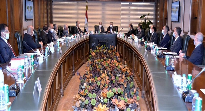 وزير الطيران يبحث مع رؤساء وممثلي شركات الطيران المصرية خططها لتنشيط السياحة
