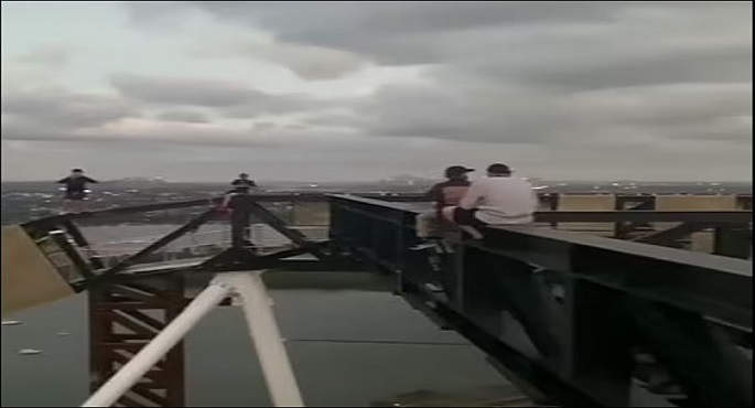 شباب يتسلقون أحد المبانى الشاهقة فى سيدنى بأستراليا