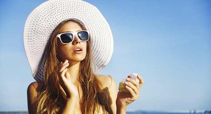 تجنّب هذه الأخطاء لدى تطبيق الكريم الواقي من الشمس