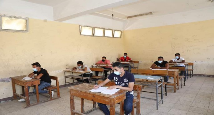 بالصور.. طلاب الدبلومات الفنية يؤدون الامتحان في ثاني أيام الدور الأول
