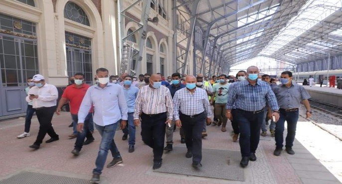 بالصور.. وزير النقل في جولة تفقدية بمحطة مصر بالإسكندرية لمتابعة انتظام و انضباط العمل