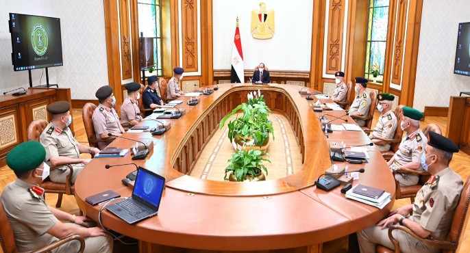 بالصور .. السيسي يبحث مع وزير الدفاع خطة تطوير ورفع كفاءة القوات المسلحة