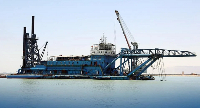 الفريق أسامة ربيع يتابع مشروع ازدواج القناة بالبحيرات المرة الصغرى