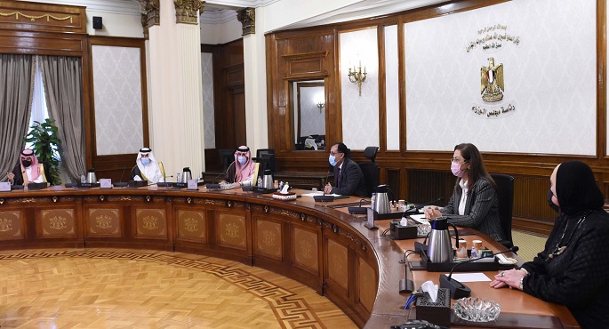 بالصور.. رئيس الوزراء يلتقي وزير التجارة والصناعة السعودي والوفد المرافق له