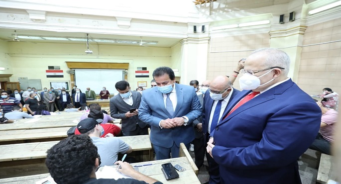 بالصور.. وزير التعليم العالي ورئيس جامعة القاهرة يتفقدان لجان امتحانات نهاية العام الدراسي