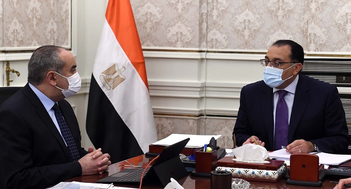 بالصور.. رئيس الوزراء يتابع مع وزير الطيران المدني أعمال تطوير ورفع كفاءة مطار برج العرب الدولي