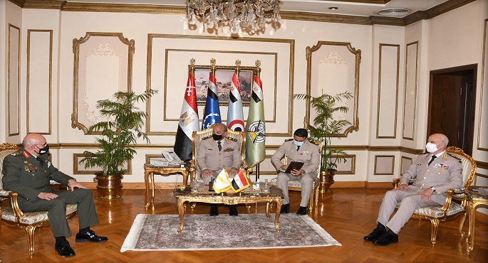 بالفيديو والصور.. وزير الدفاع ورئيس الأركان يلتقيان قائد الحرس الوطني القبرصي