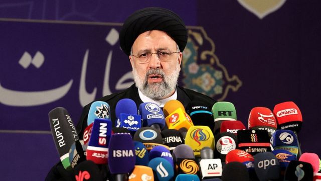 روحانى يعلن انتخاب خليفته من الجولة الأولى .. وهمتي ورضائي وهاشمي يقرون بالهزيمة ويباركون لرئيسي