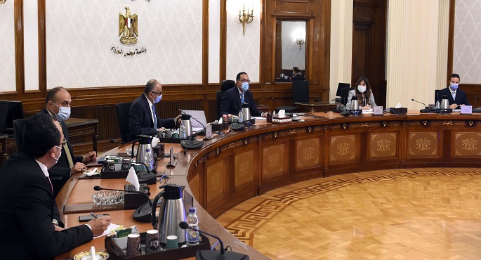 بالصور .. رئيس الوزراء يستعرض مع محافظ البنك المركزي المبادرات الموجهة لدعم القطاعات الاقتصادية المختلفة