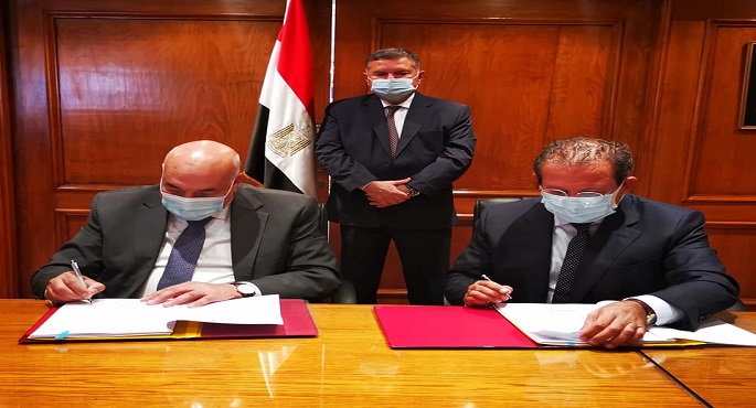 بالصور..وزير قطاع الأعمال العام يشهد توقيع عقود 7 مصانع جديدة للغزل والنسيج