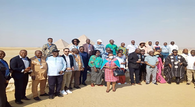 رؤساء المحاكم والمجالس الدستورية الإفريقية يزورون أهرامات الجيزة