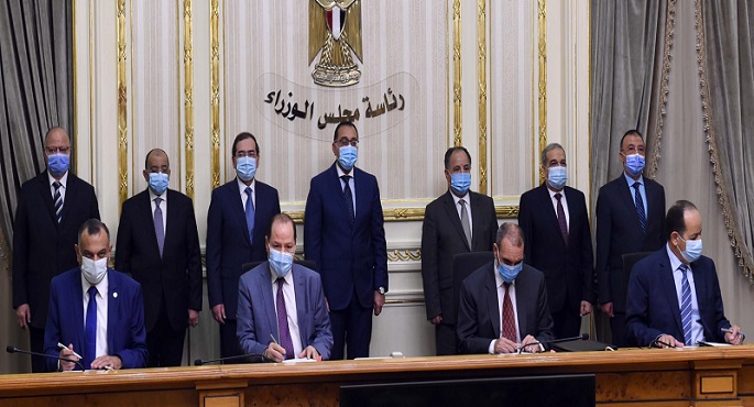 رئيس الوزراء يشهد توقيع عقد لتعديل 2262 أتوبيساً تابعة للنقل العام للعمل بالغاز الطبيعي بدلاً من السولار