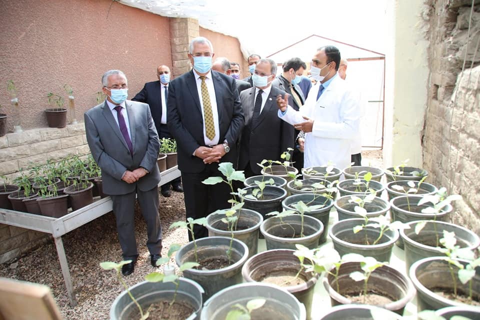 بالصور..وزير الزراعة: يفتتح صوبة اقلمة النخيل بمركز بحوث الصحراء