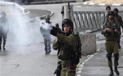 قمع مسيرة منددة بالاستيطان وإصابة طفل فلسطيني بالرصاص والعشرات بالاختناق