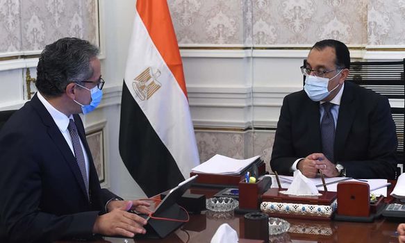 بالصور.. رئيس الوزراء يتابع مع وزير السياحة موقف حركة السياحة الوافدة إلى مصر