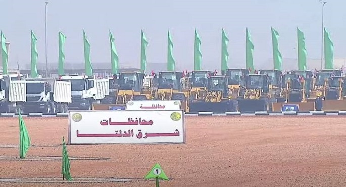 الرئيس السيسي يتفقد المعدات والمركبات والآلات الهندسية المشاركة في مبادرة “حياة كريمة” لتطوير قرى الريف المصري