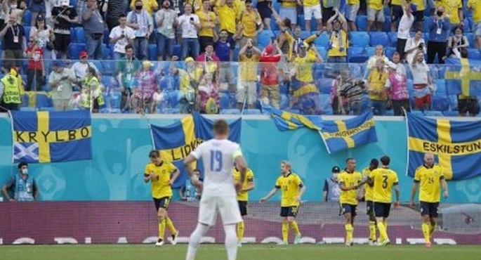 منتخب السويد يتصدر المجموعة الخامسة لليورو ويتأهل لدور الـ 16 بفوزه على بولندا 3-2