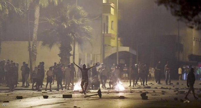 مواجهات ليلية عنيفة بين محتجين غاضبين والشرطة التونسية في احد ضواحي العاصمة