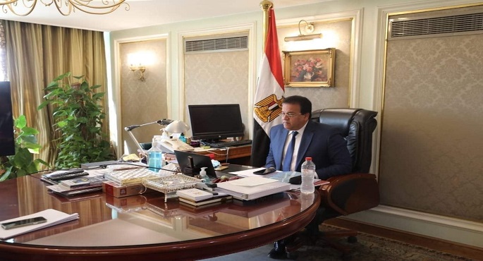 وزير التعليم العالى يستعرض تقريرا حول جهود مركز بحوث وتطوير الفلزات