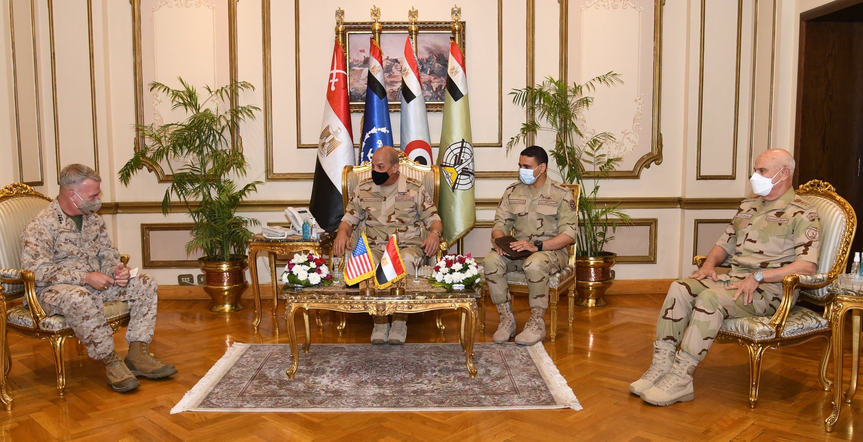 وزير الدفاع يلتقي قائد القيادة المركزية الأمريكية