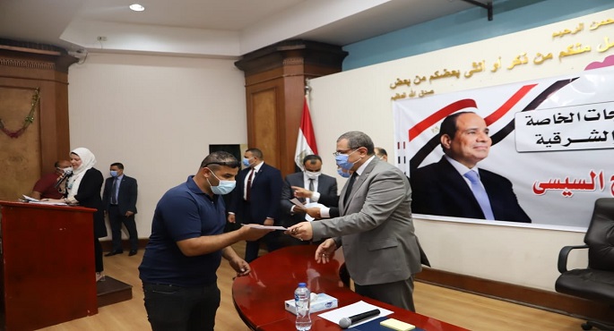بالصور..سعفان يسلم 450 عقد عمل لذوي القدرات الخاصة في إطار مبادرة “حياة كريمة”