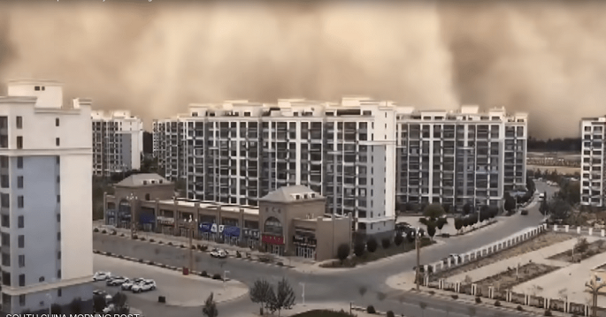 بالفيديو ..عاصفة رملية تبتلع مدينة في الصين